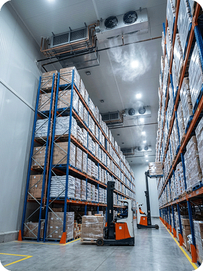 Interior de armazém refrigerado com prateleiras